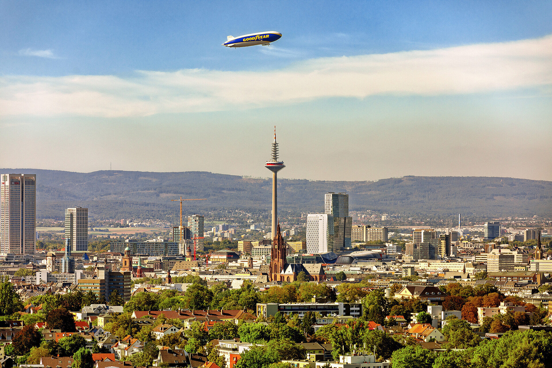 Zeppelin und die Skyline Frankfurts