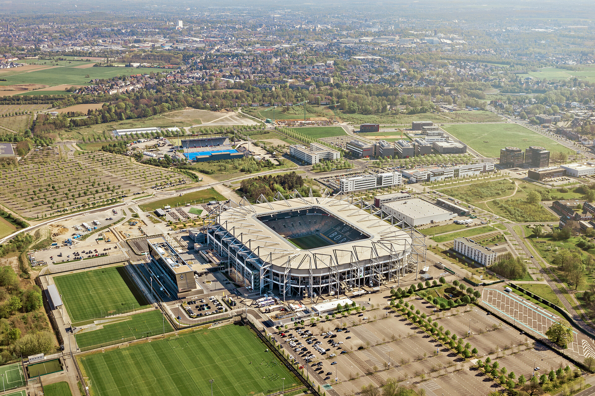 Zeppelin über dem Borussia-Park Zeppelin über dem Borussia-Park in Mönchengladbach