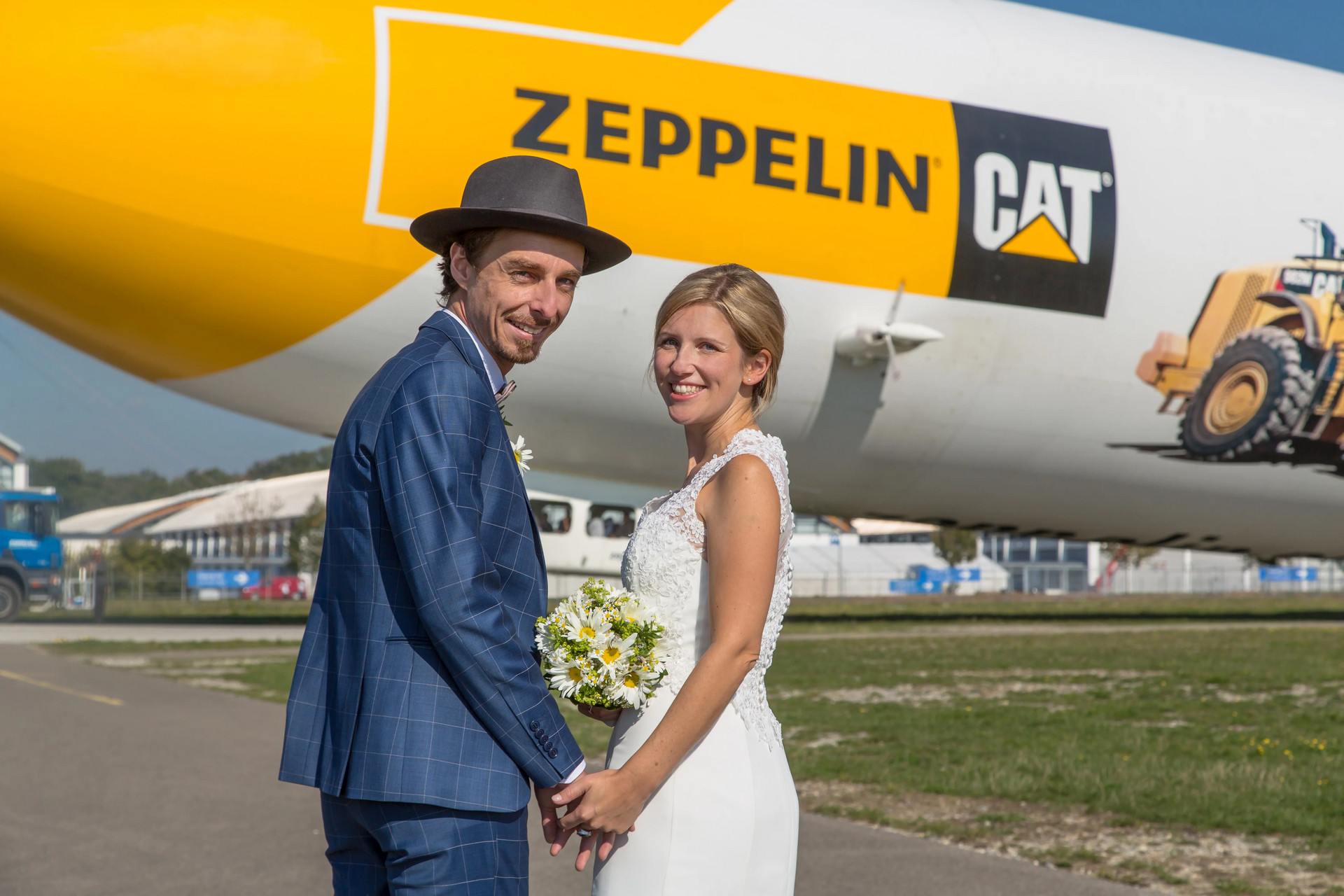 Brautpaar steht vor dem Zeppelin