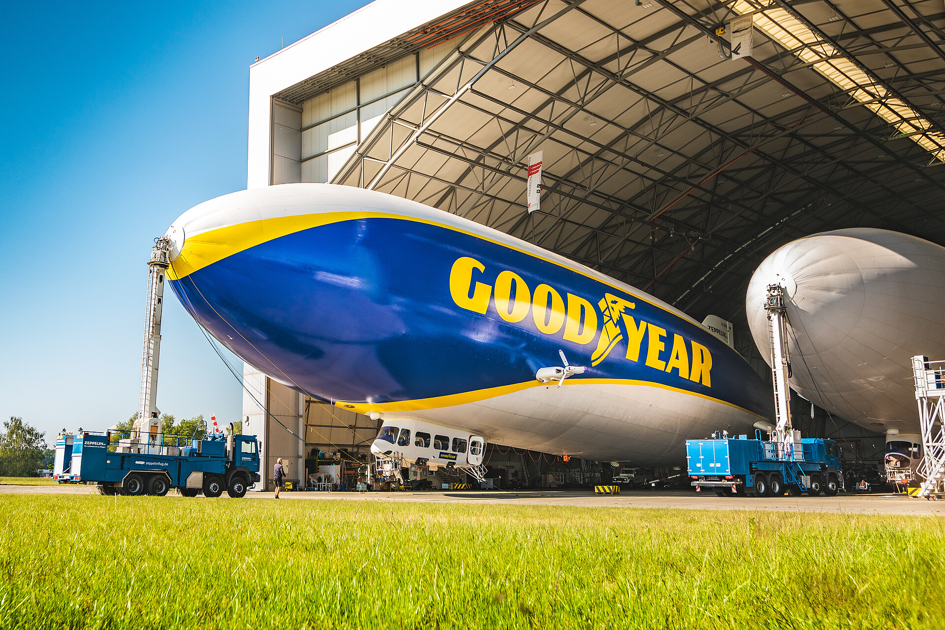 Die Zeppelin-Hangar Tore geöffnet und man sieht beide Zeppelin im Hangar