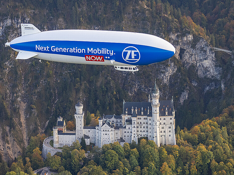 Zeppelin über Schloss Neuschwanstein