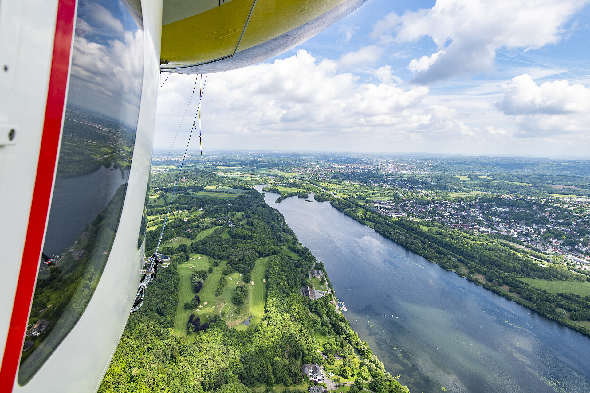 [Translate to English:] Ein Blick aus dem Zeppelin auf die Ruhr