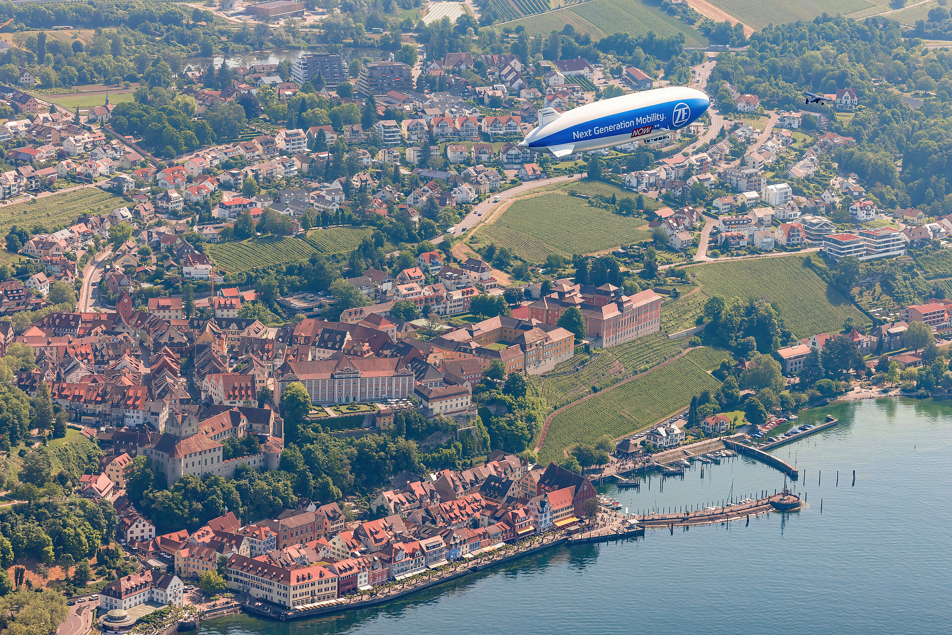 Zeppelin über der Stadt Meersburg