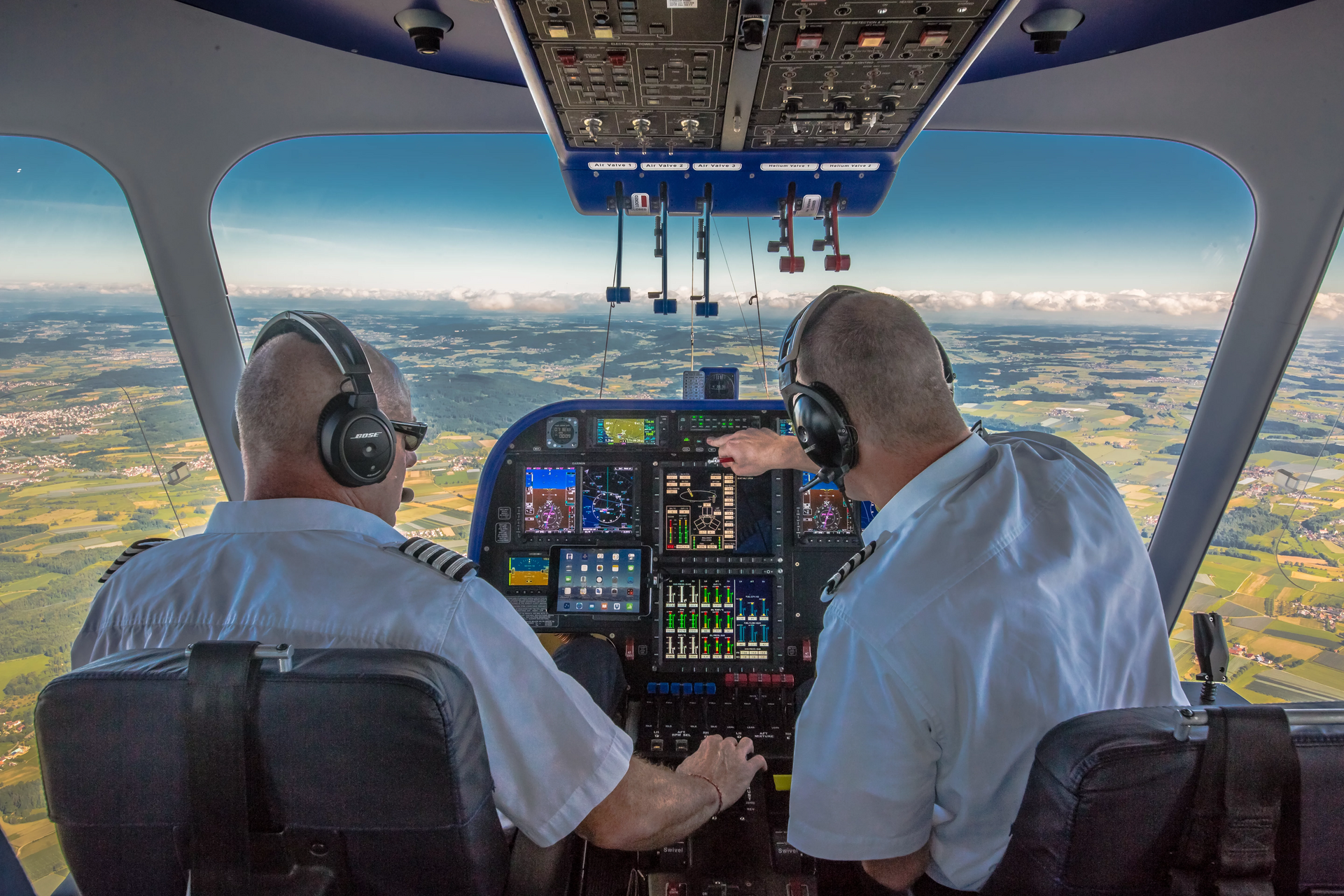 Zwei Zeppelin Piloten im Cockpit