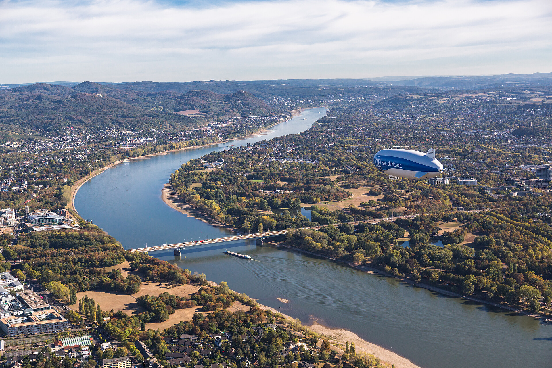Ein Flug mit Blick auf das Siebengebirge und den Rhein