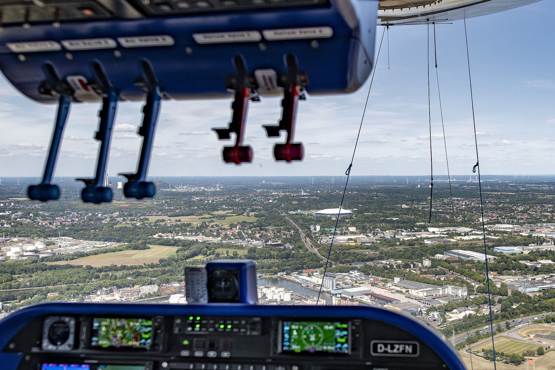 Blick aus dem Zeppelin Cockpit auf die Veltins Arena