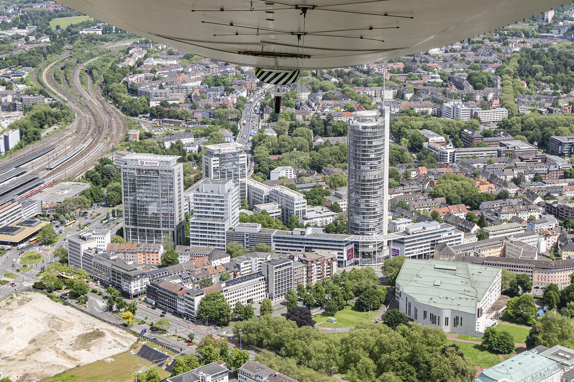 [Translate to English:] Blick aus dem Heck des Zeppelins auf Bochum