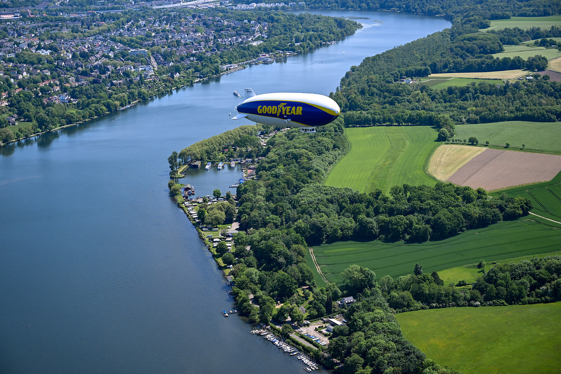 Blick auf den Zeppelin NT und Baldeneysee im Ruhrgebiet