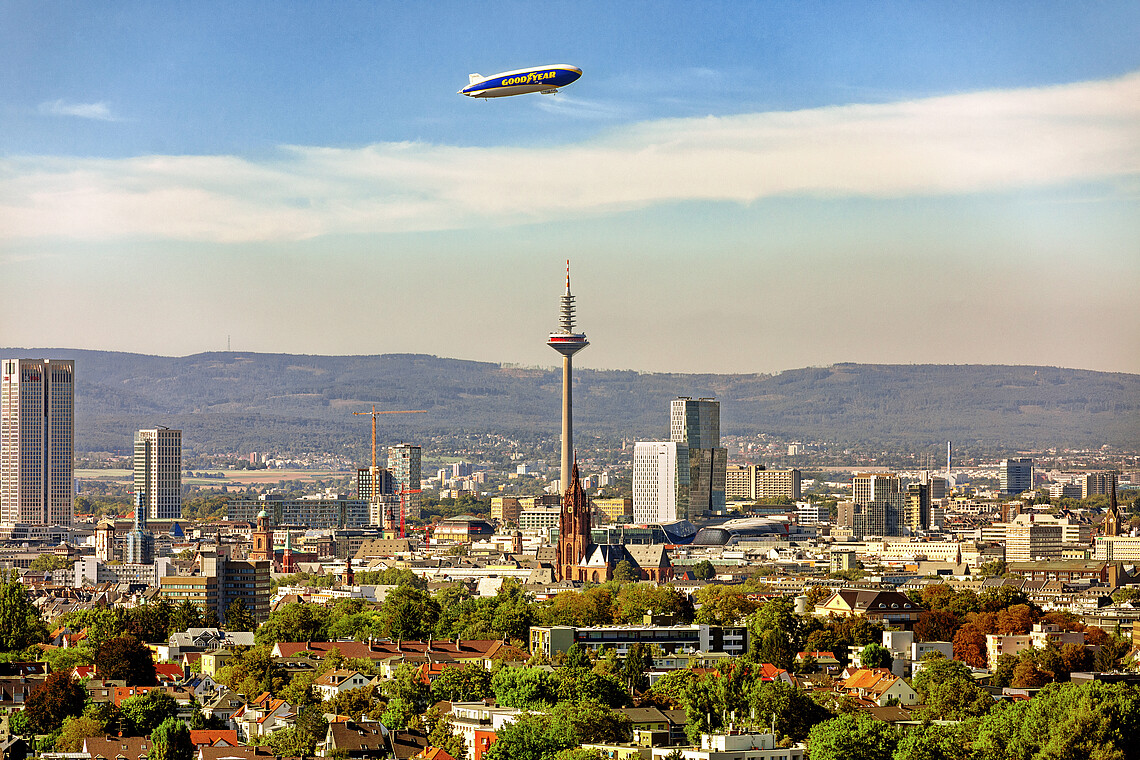 Zeppelin über der Skyline von Frankfurt