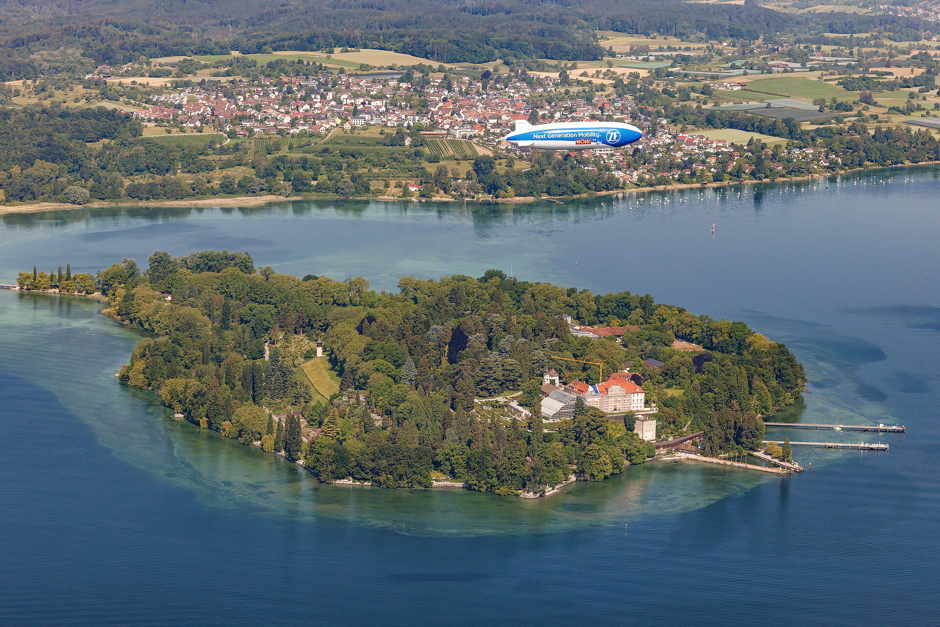 Zeppelin über der Insel Mainau