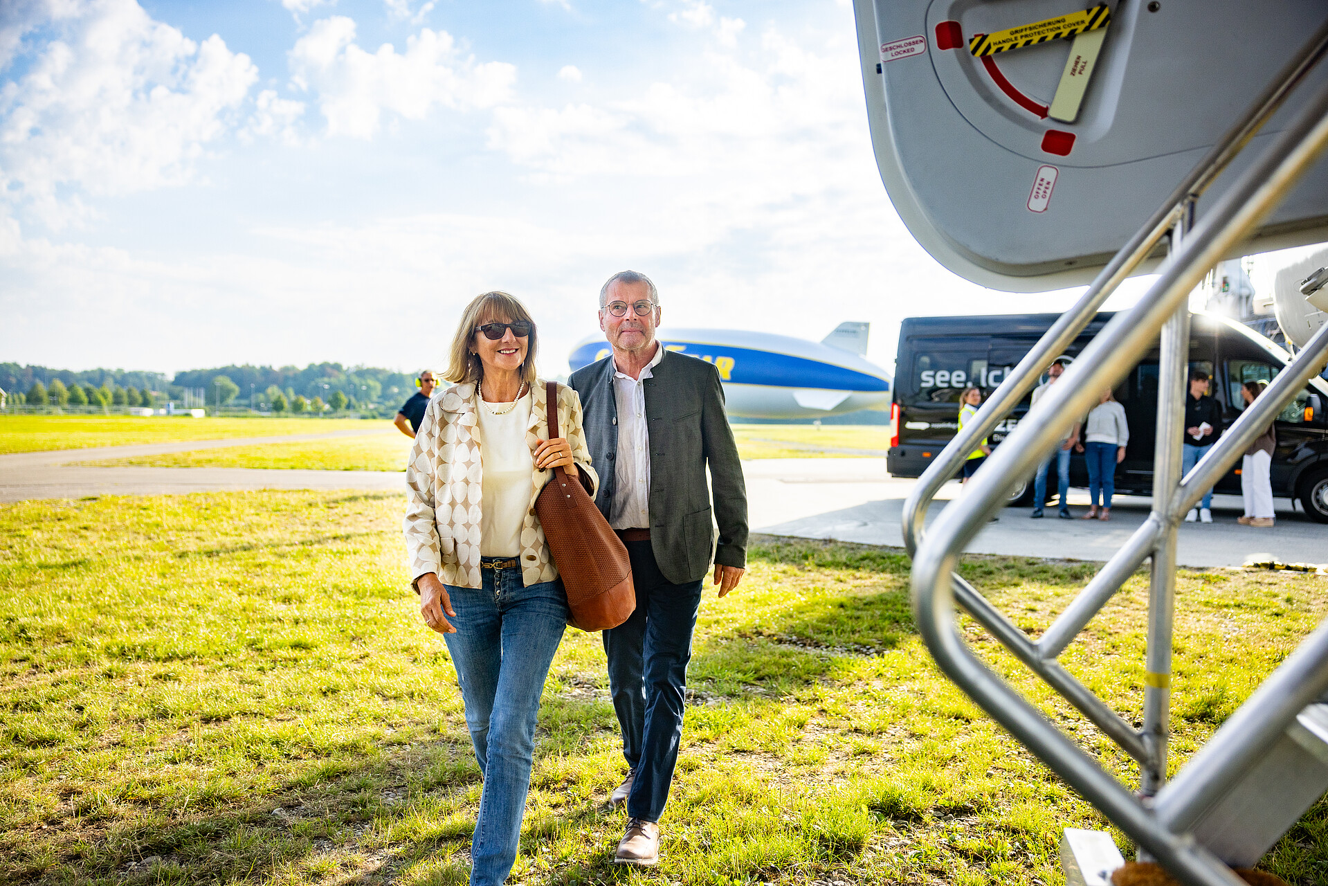 Paar geht zum Zeppelin um einzusteigen