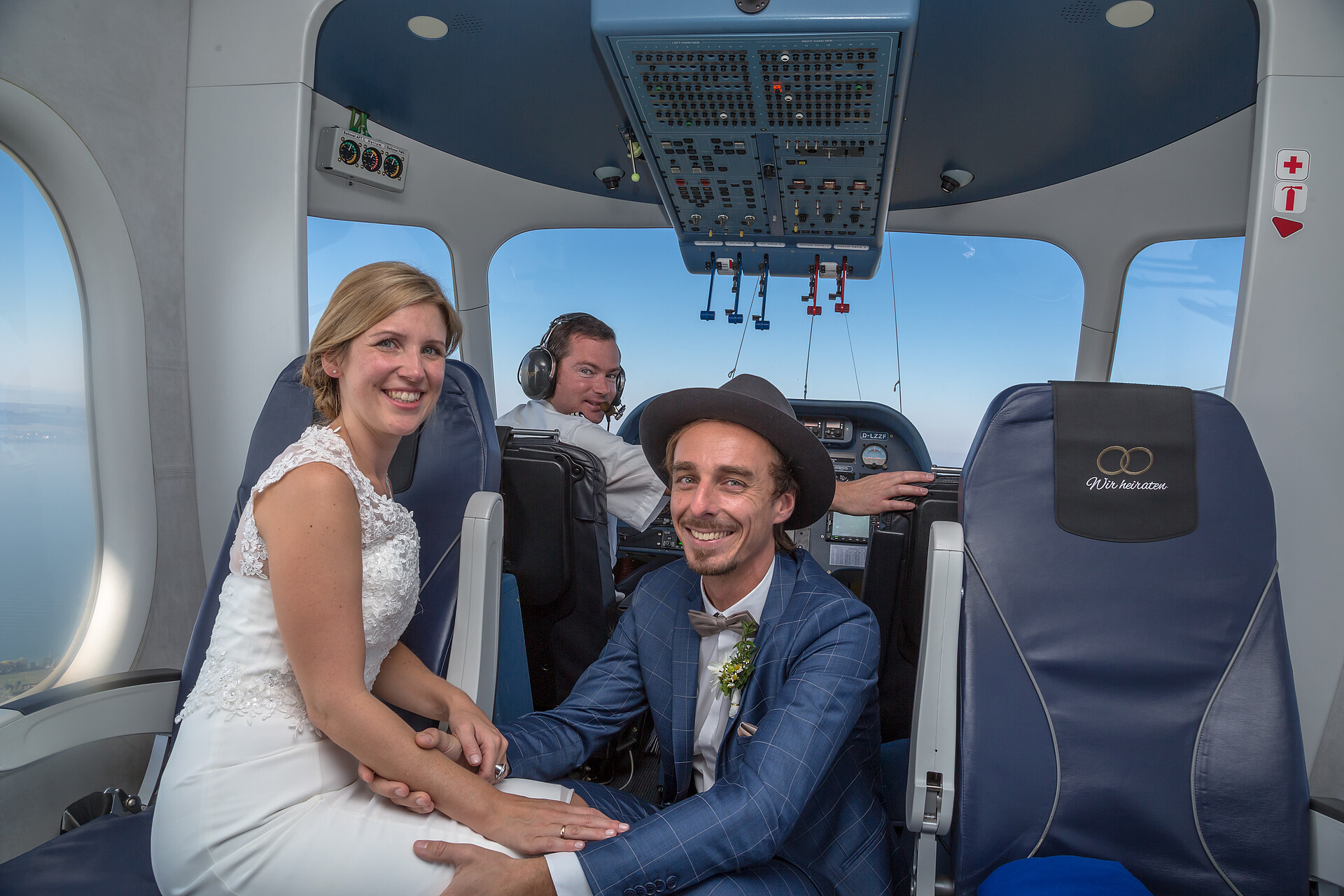 Hochzeitspaar sitzt in der Zeppelin Gondel