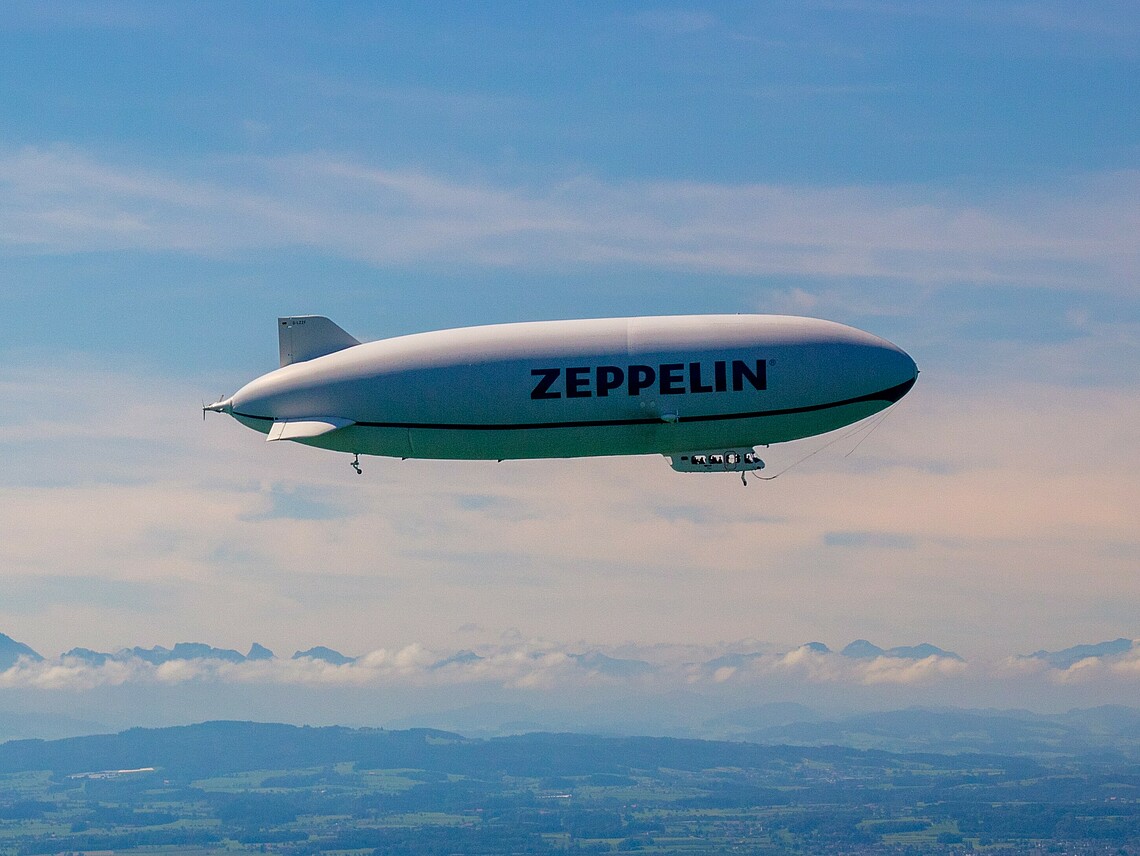Zeppelin über dem Bodensee mit Blick auf die Alpen