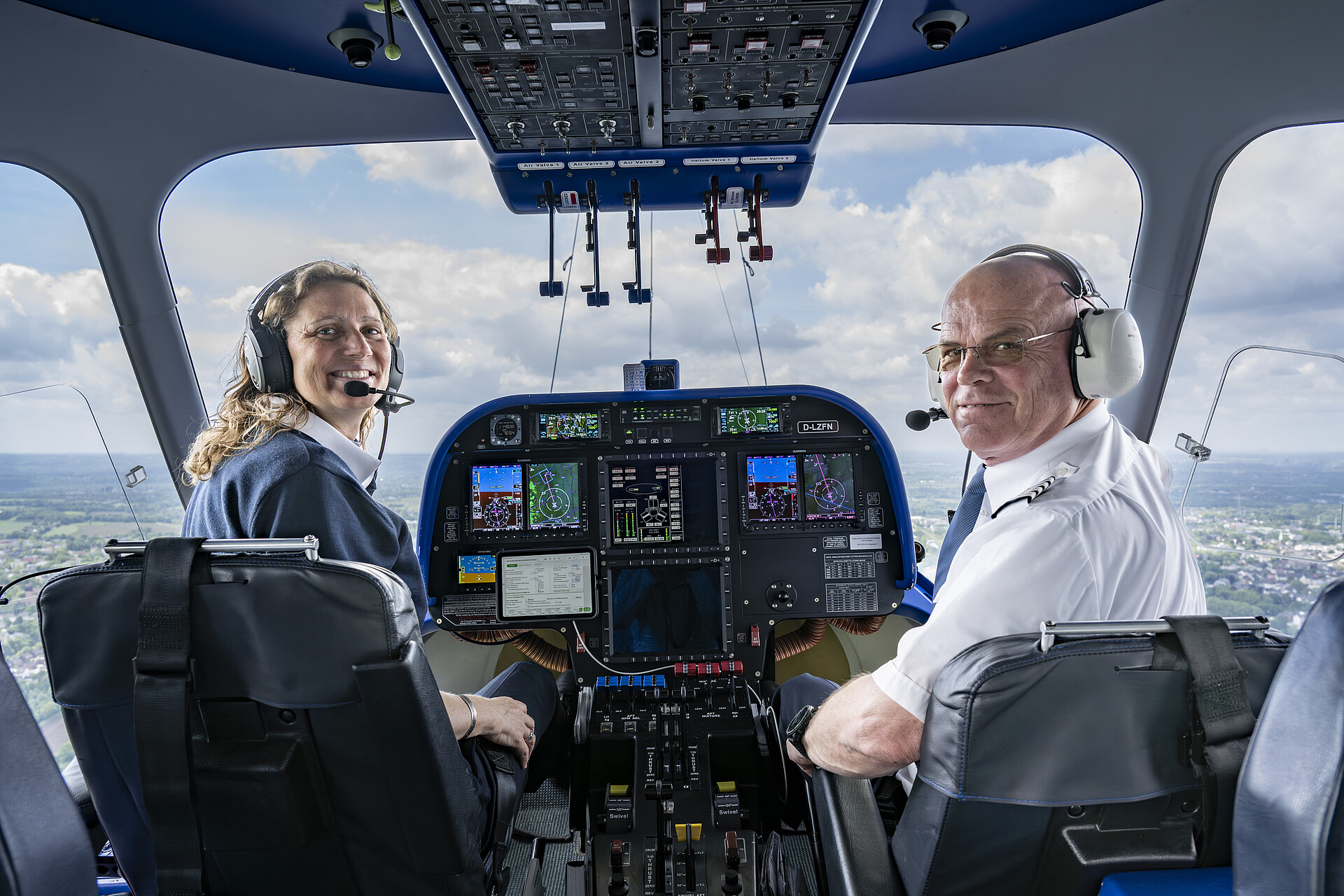 [Translate to English:] Zeppelin Cockpit mit Blick auf die Ruhr