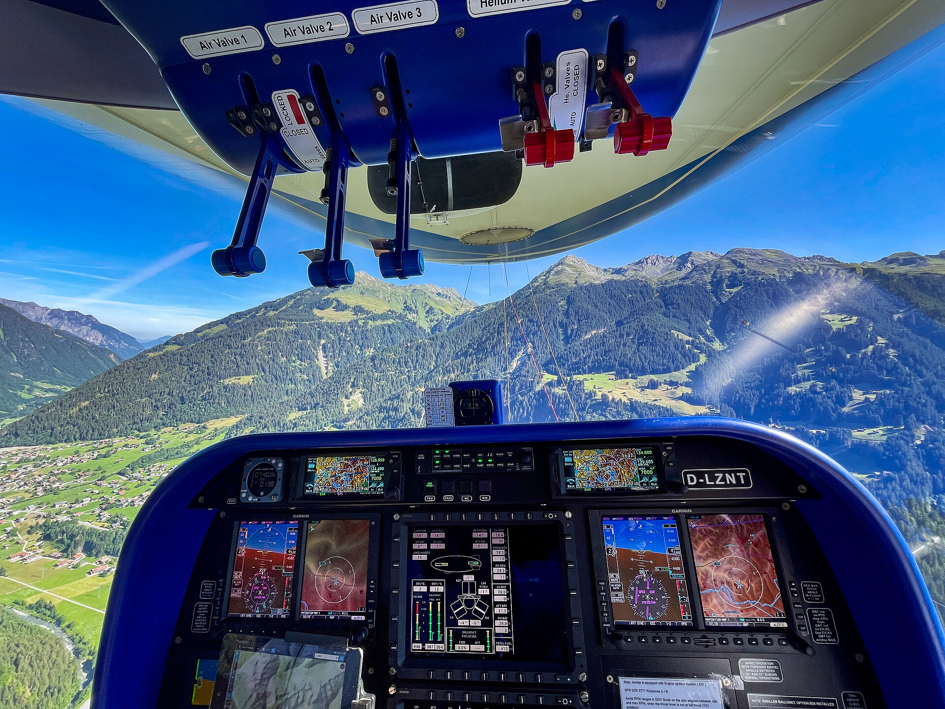 Blick auf das Zeppelin Cockpit aus den Fenstern des Cockpits kann man die Berge erkennen