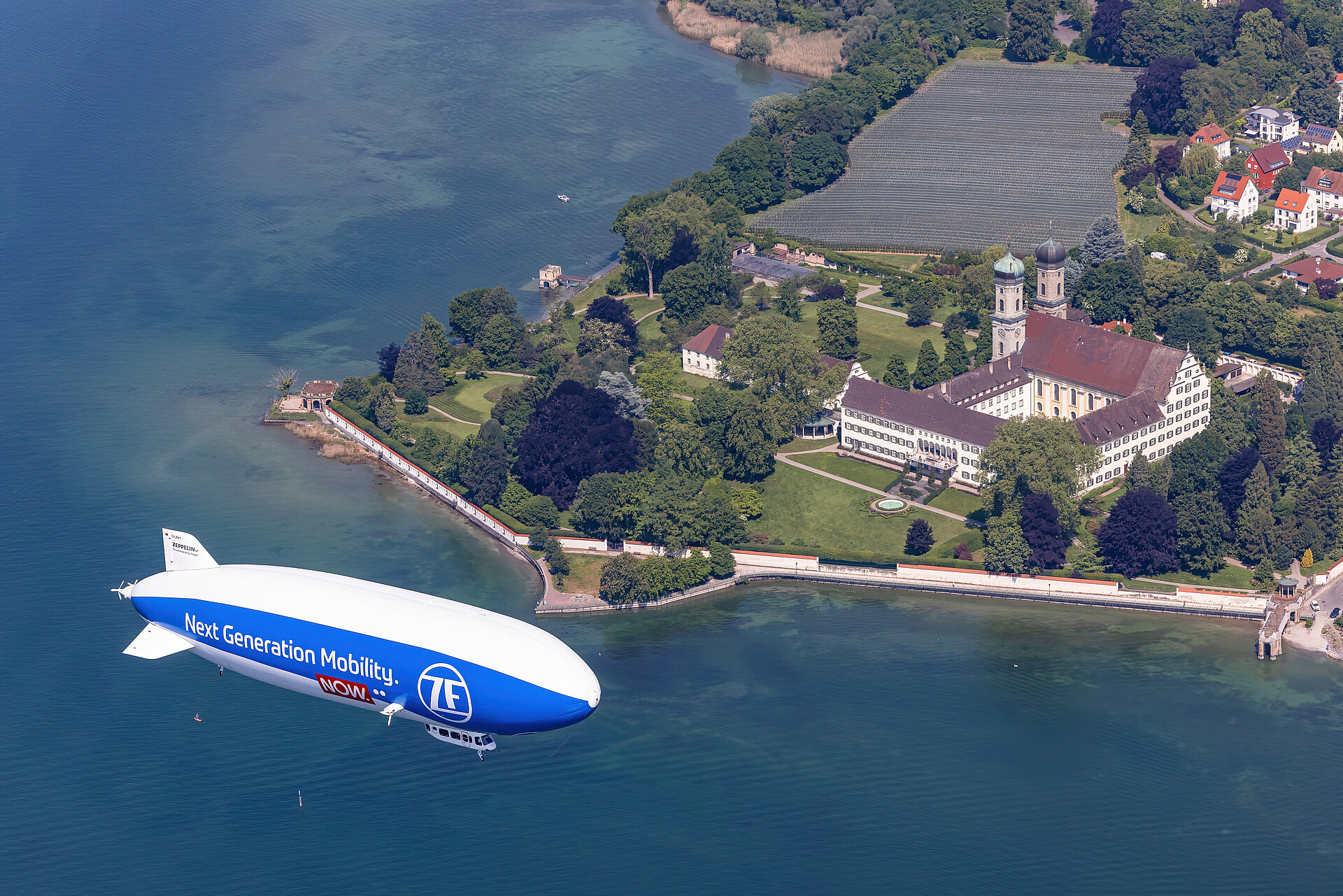 Zeppelin über dem Schloss Friedrichshafen