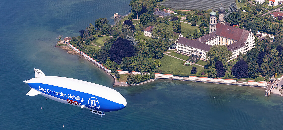 Zeppelin über dem Schloss Friedrichshafen