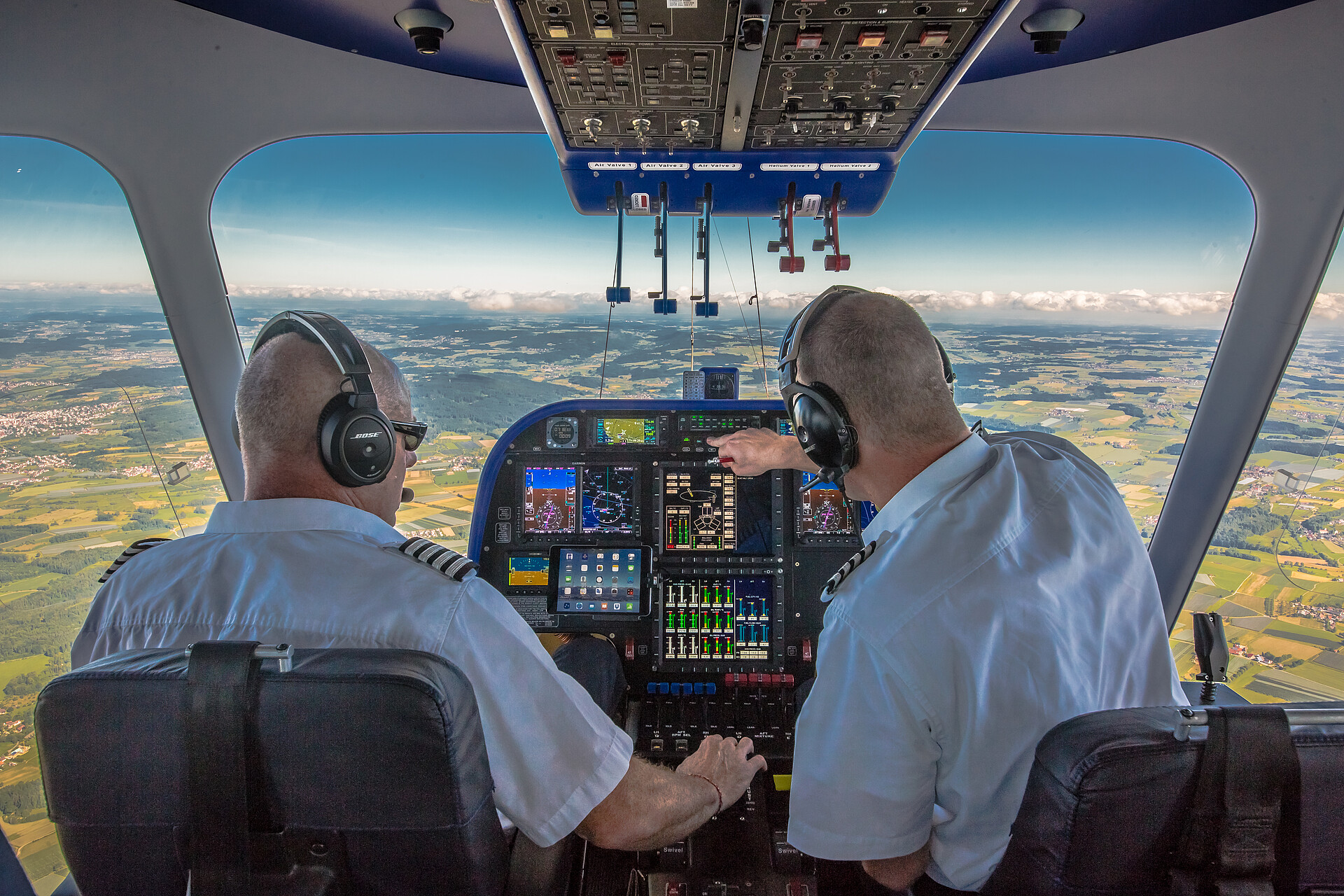 Zwei Zeppelin-Piloten im Cockpit