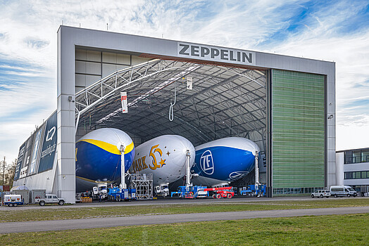 Drei Zeppeline im Hangar Friedrichshafen