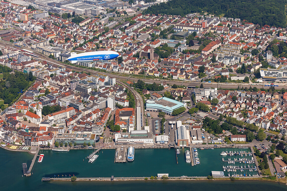 [Translate to English:] ZF-Zeppelin über der Promenade von Friedrichshafen