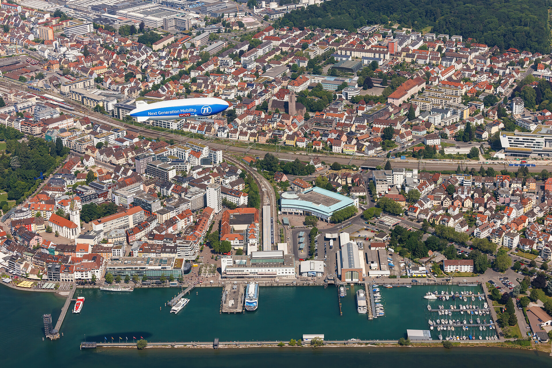 Zeppelin über dem Hafen von Friedrichshafen