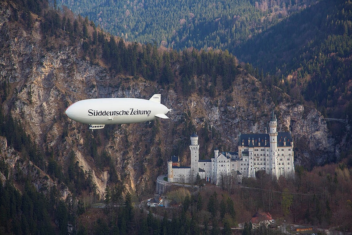 Zeppelin über dem Schloss Neuschwanstein