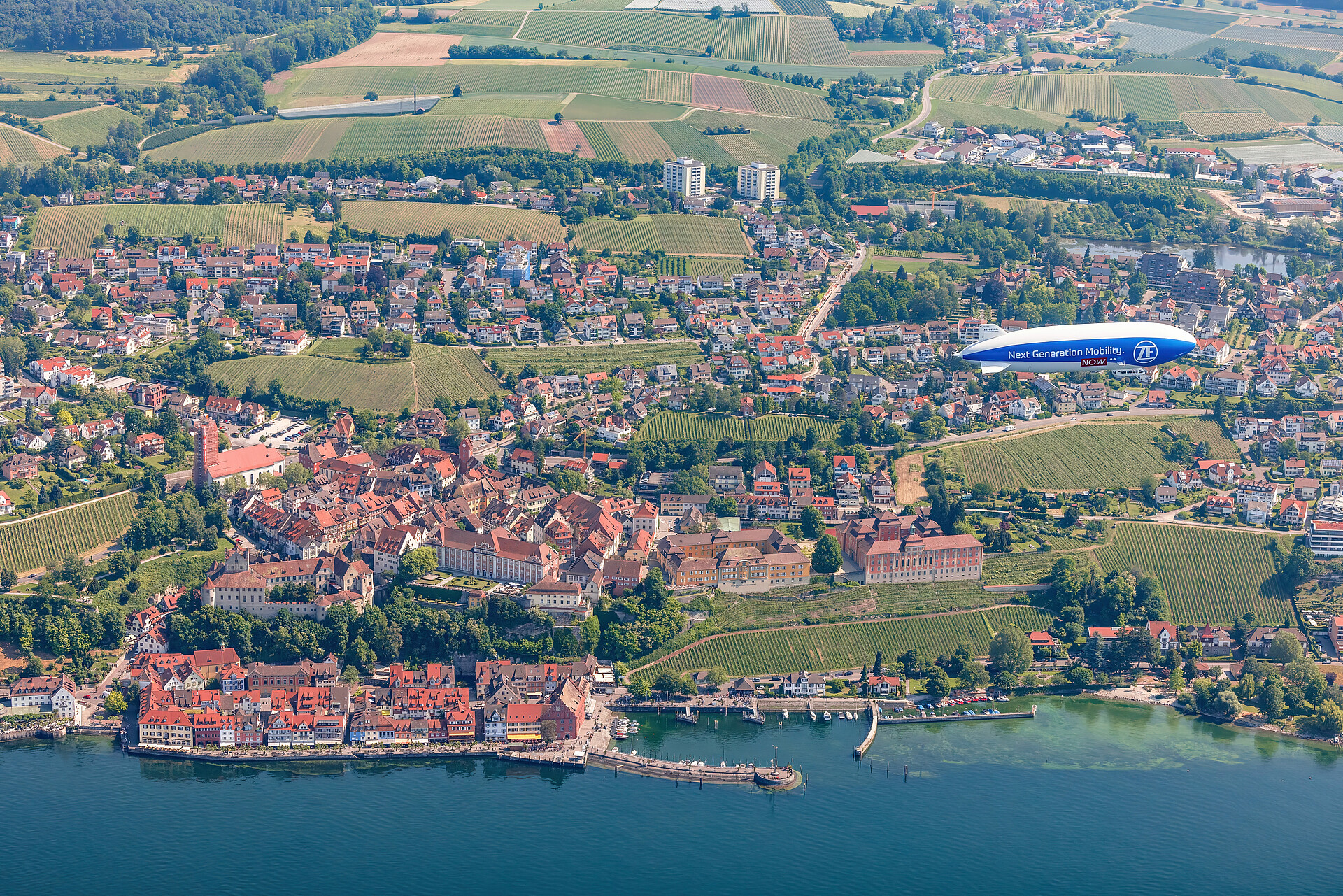 Zeppelin über dem Ufer von Meersburg