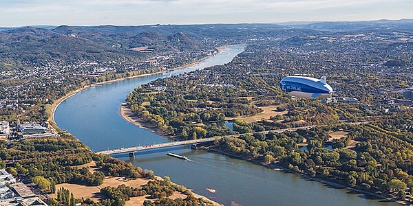 Zeppelin über dem Rhein in Bonn