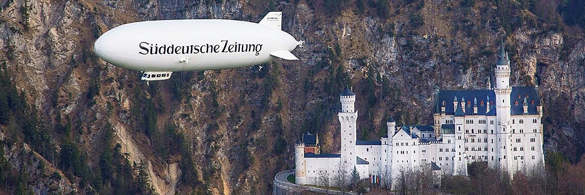 Zeppelin über dem Schloss Neuschwanstein in Füssen