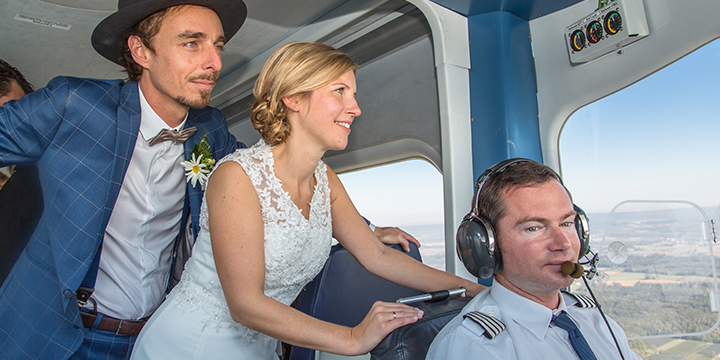 Brautpaar im Cockpit neben dem Piloten