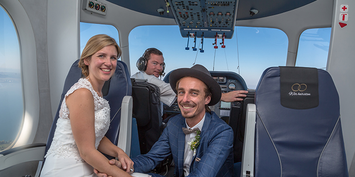 Zeppelin Hochzeit mit Brautpaar und Pilot