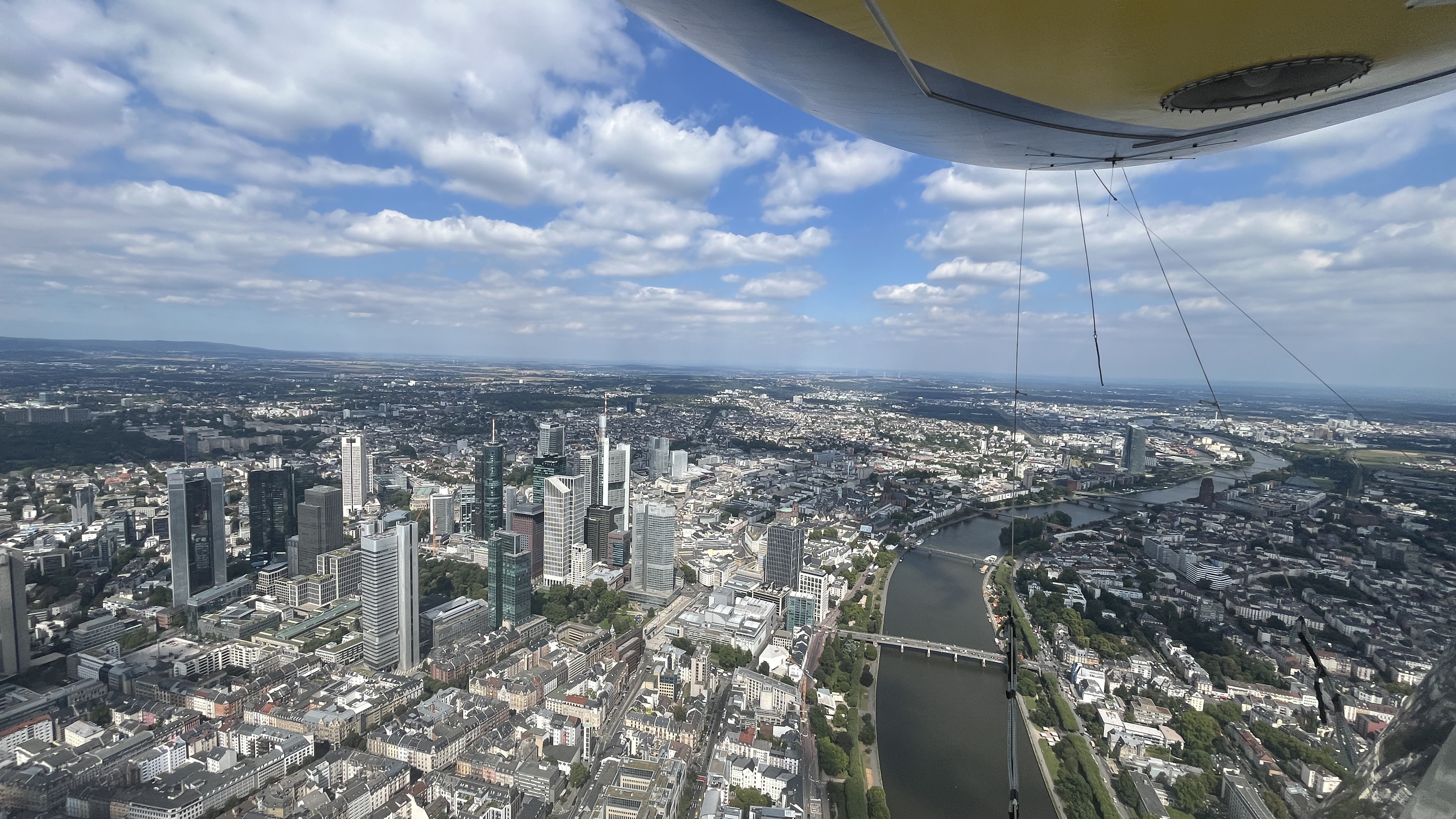 Zeppelin über dem Main und der Stadt Frankfurt