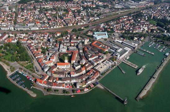 Ein Blick aus dem Zeppelin auf den Hafen der Stadt Friedrichshafen