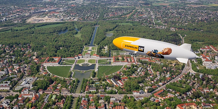 Zeppelin über Schloss Nymphenburg in München Zeppelin über dem Schloss Nymphenburg in München