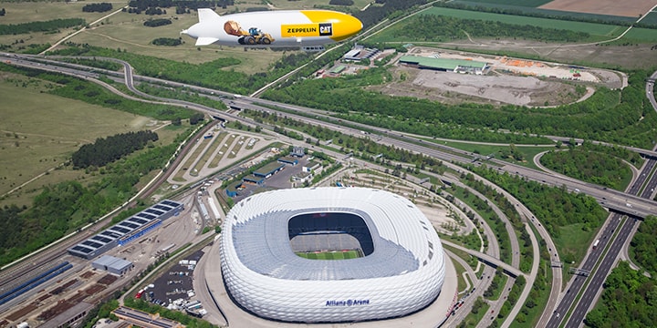 Allianzarena München Zeppelin über der Allianzarena München