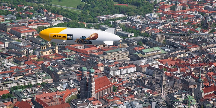 Münchner Dom Zeppelin über dem Münchner Dom