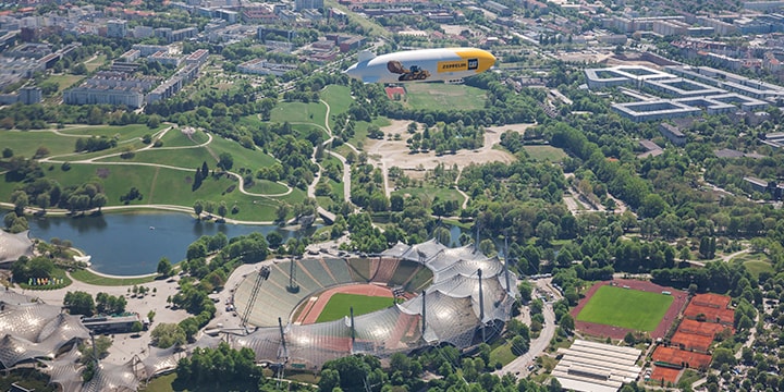 Zeppelin über dem Olympiapark in München
