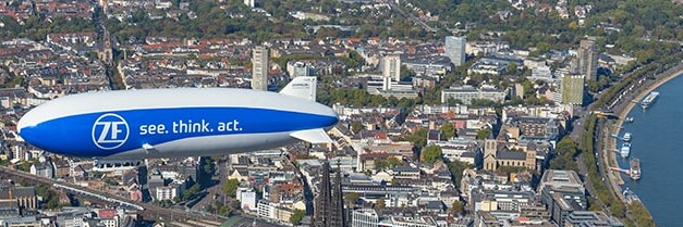 Zeppelin über dem Kölner Dom