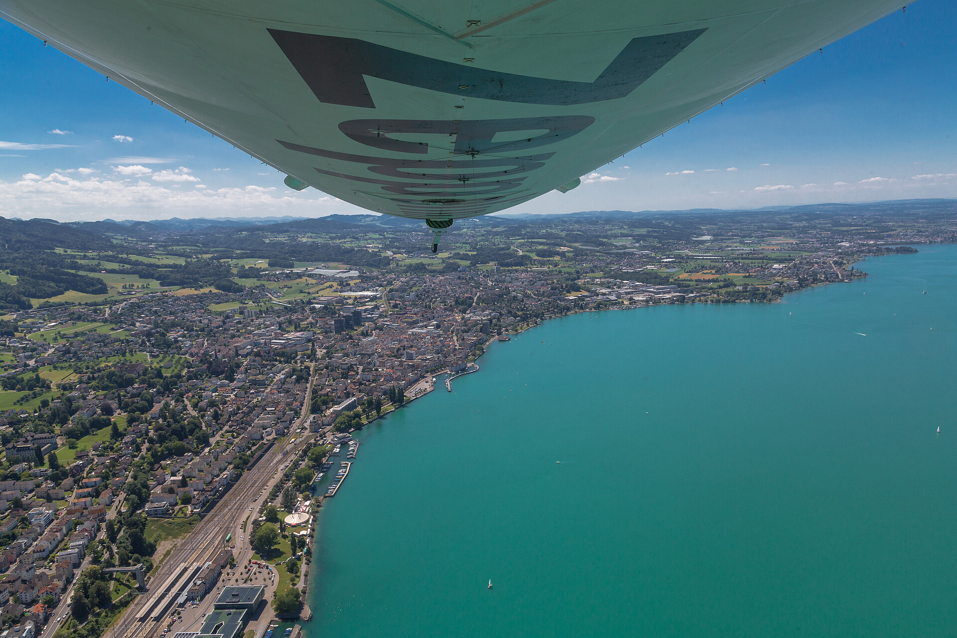 Schweizer Ufer Zeppelin über dem Schweizer Ufer