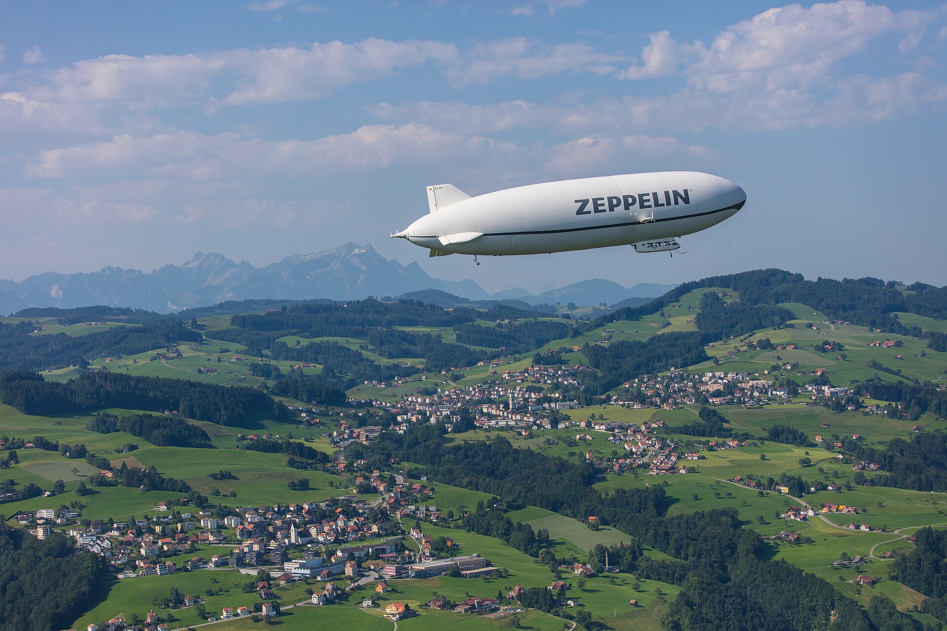 Zeppelin über der Schweiz