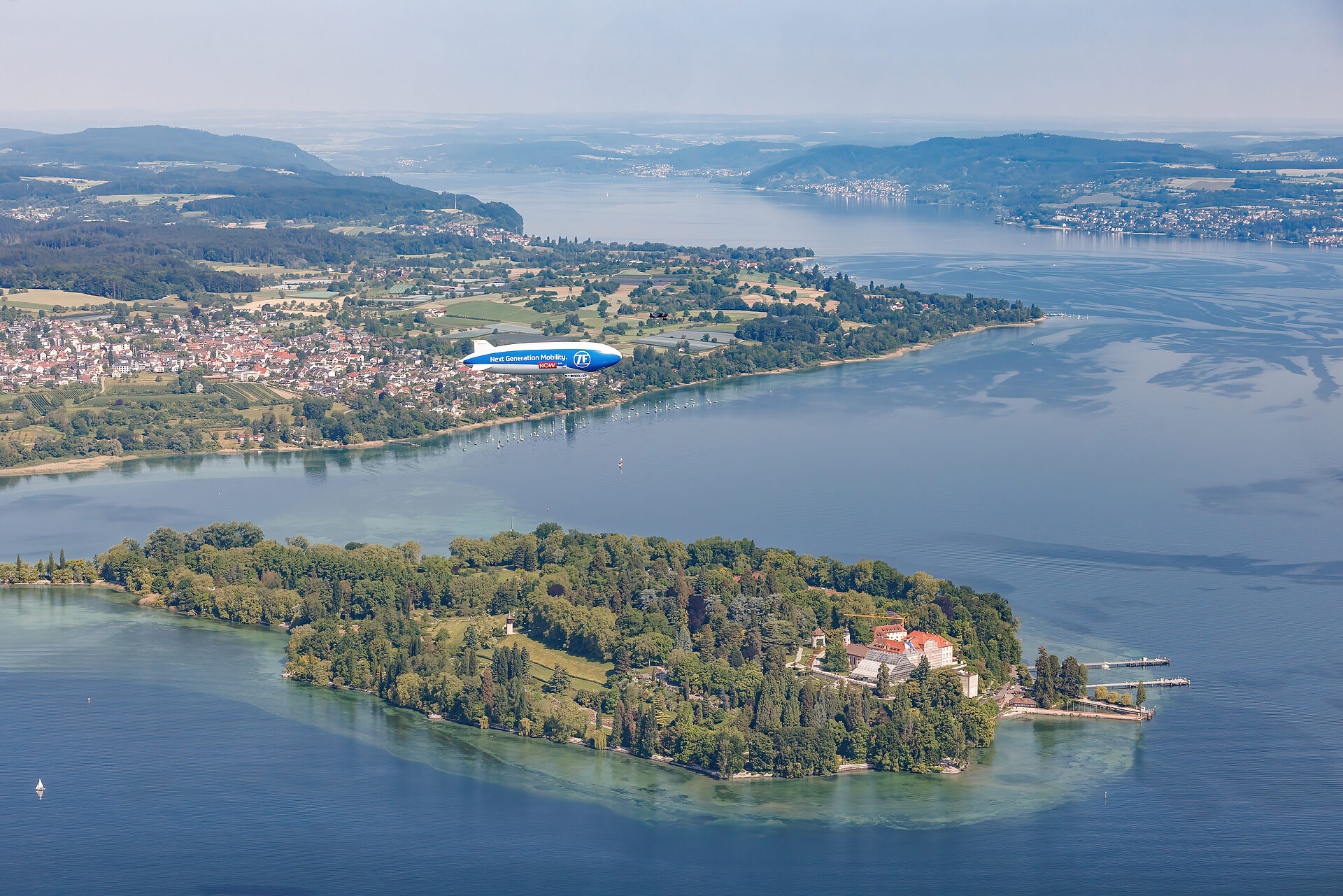 Zeppelin über der Blumeninsel Mainau