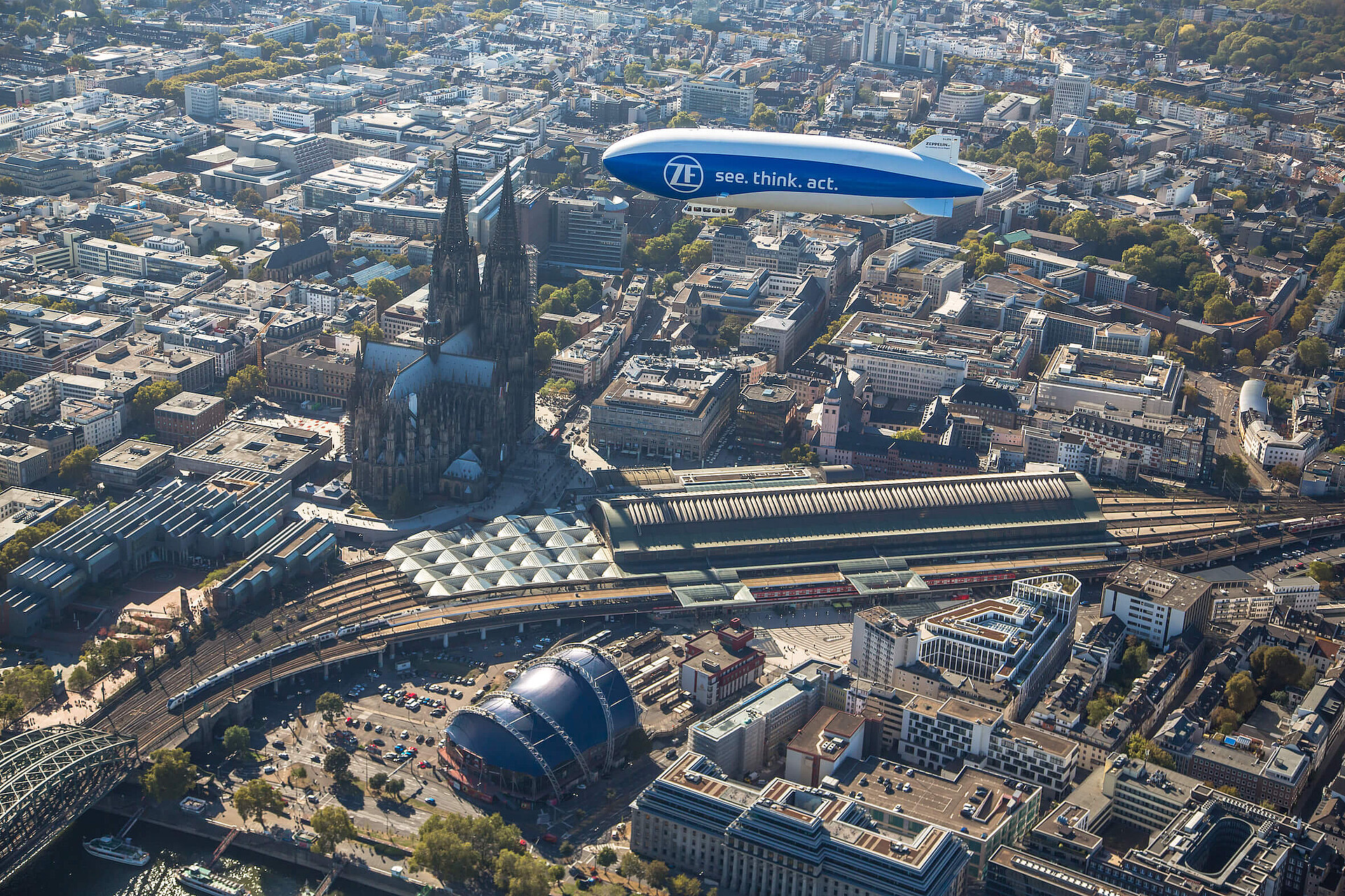 Blcik auf den Zeppelin über dem Kölner Dom