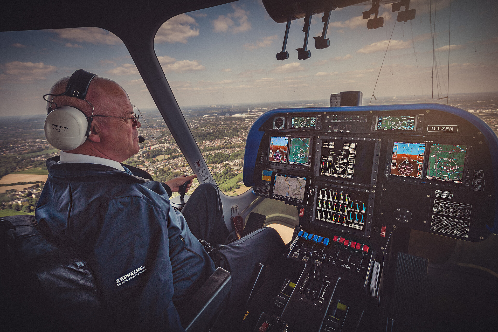 Zeppelin Pilot im Cockpit