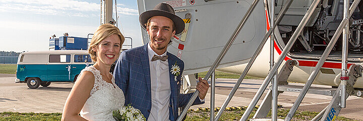 Hochzeitspaar Hochzeitspaar steigt in den Zeppelin