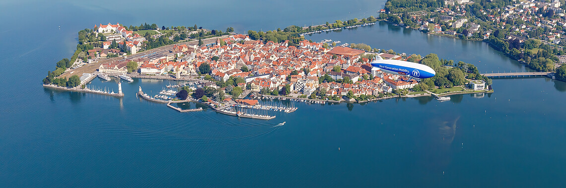 Zeppelin über Lindau Ein Blick auf die Lindau Insel und den Zeppelin NT