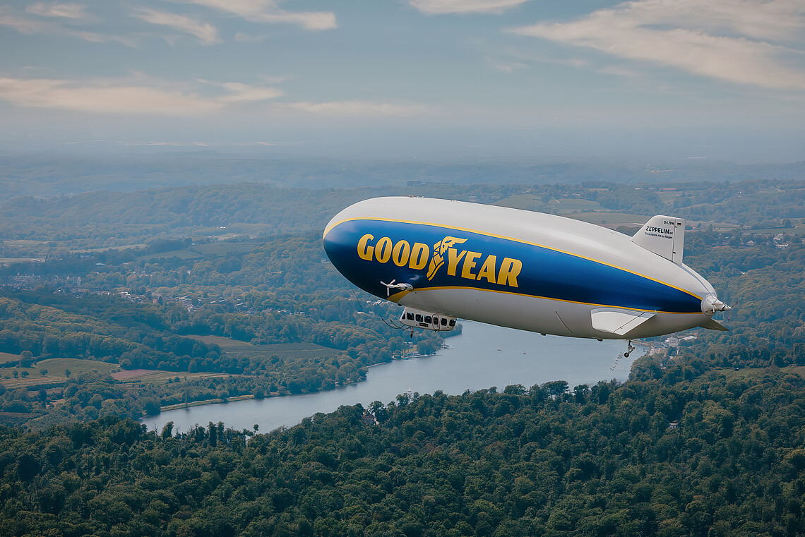 Zeppelin über Baldeneysee Zeppelin über Baldeneysee im Ruhrgebiet