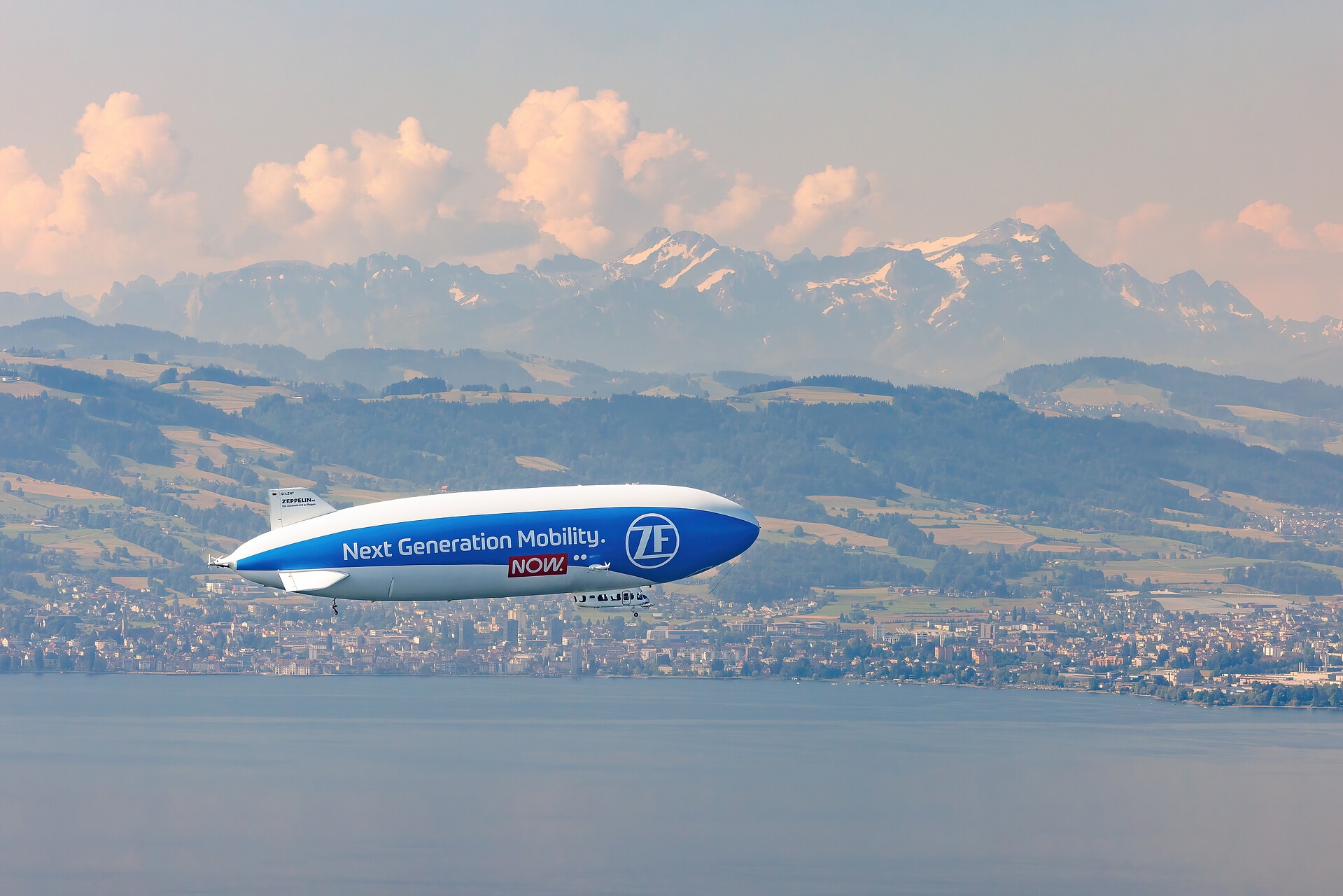 Zeppelin über den Alpen