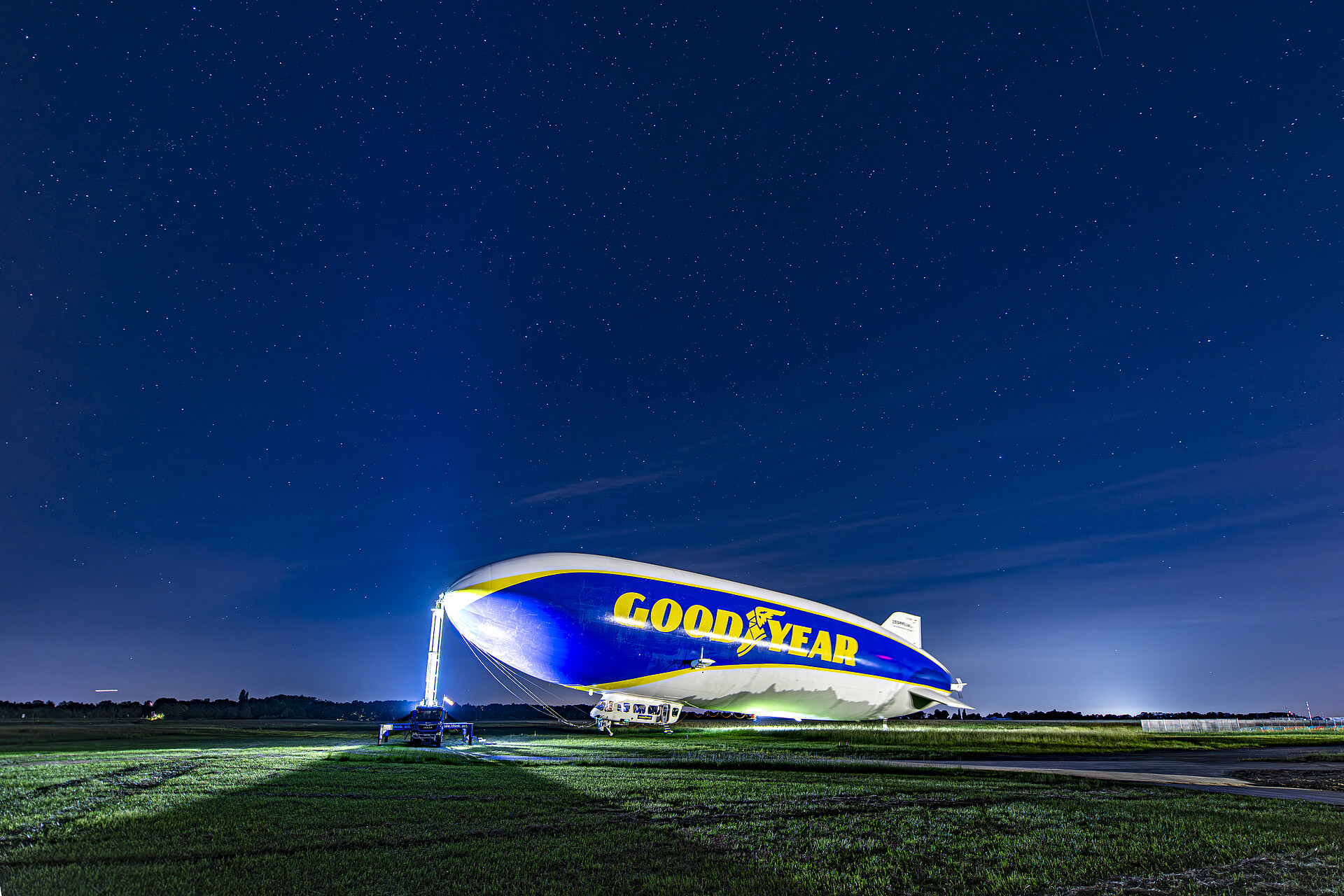 Zeppelin in der Nacht