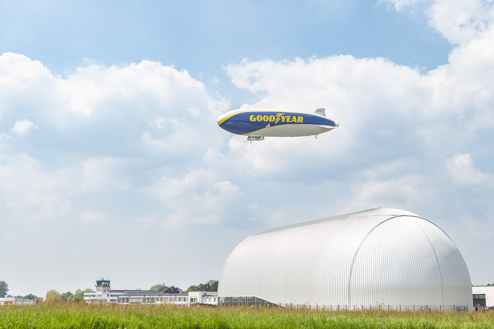 Zeppelin über dem WDL Hangar