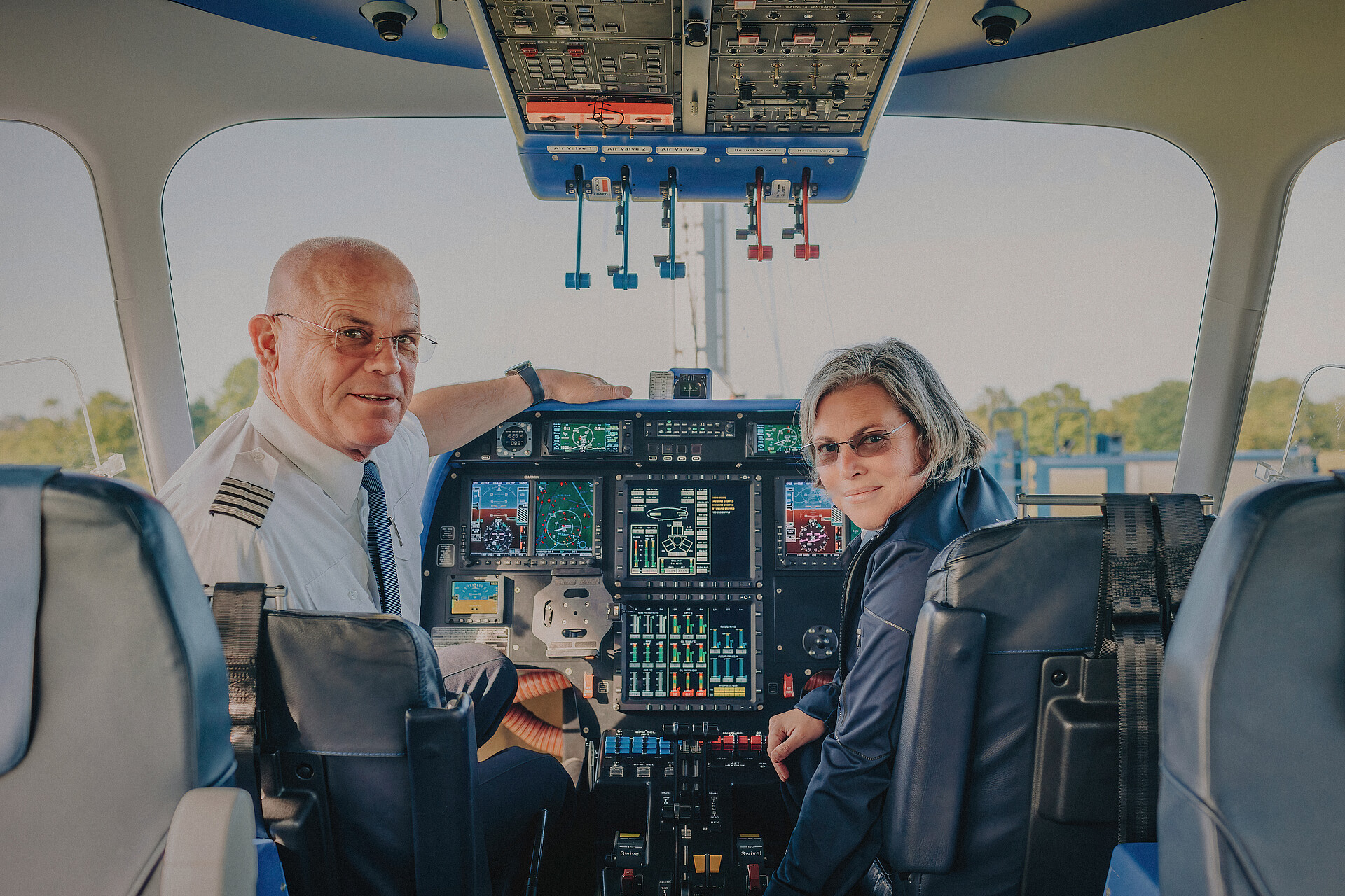 Zeppelin Piloten im Cockpit mit Blick in die Kamera